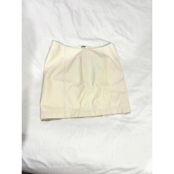 NWT Free People Modern Femme Cream Snow Vegan Leather Short Mini Skirt- Size 6 - Picture 3 of 9